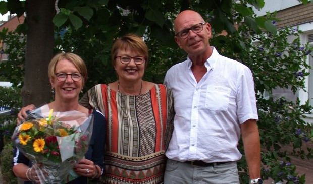 • De jubilarissen met de voorzitter van Nieuw Leven.