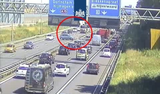 • Een beeld van het eerder ongeval op de A15.