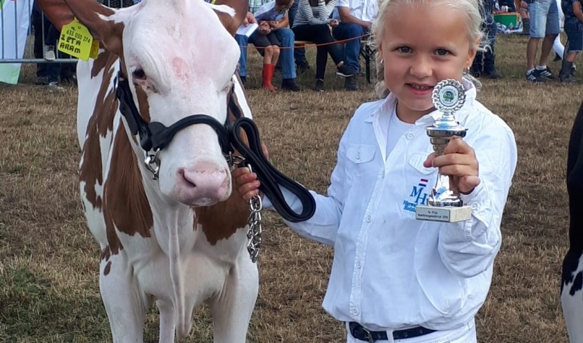 • Iris de Groot met haar prijs.
