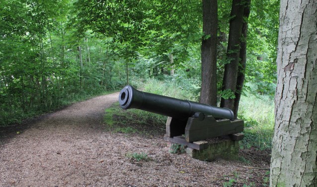 • De bastions zitten nu soms wel erg verstopt tussen het groen op de stadswallen.