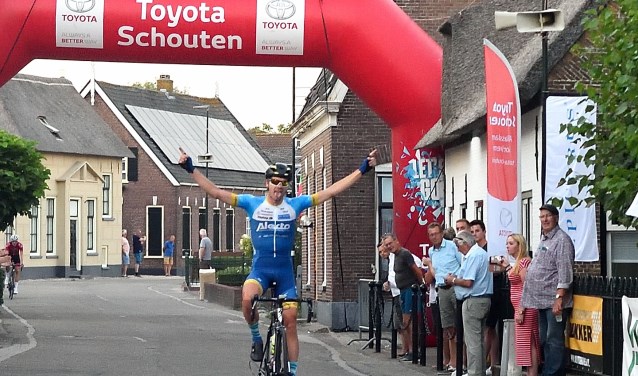 • Folkert Oostra komt als eerste over de finish in Noordeloos.