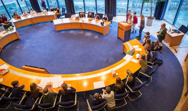 • Leerlingen van het technasium op het Cambium College gaven vorig jaar een presentatie in de raadszaal in Kerkdriel.