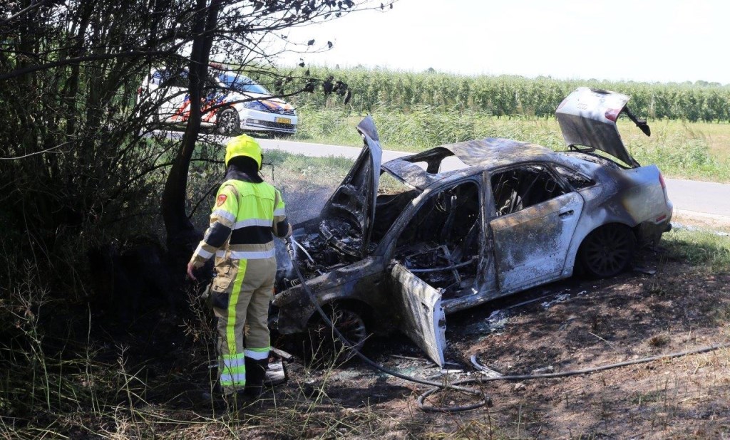 • De auto brandde volledig uit.