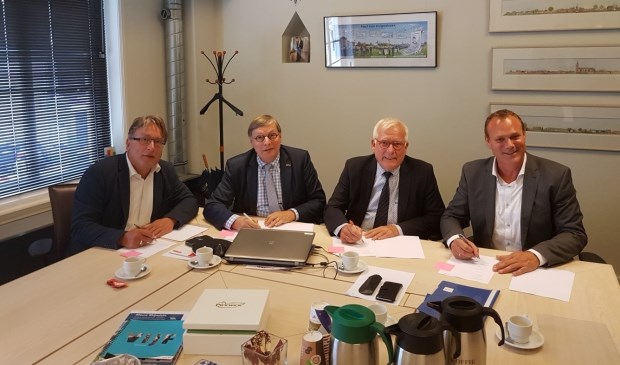 • De wethouders en directeur Theo te Beest van KWS Infra Utrecht bij de ondertekening.