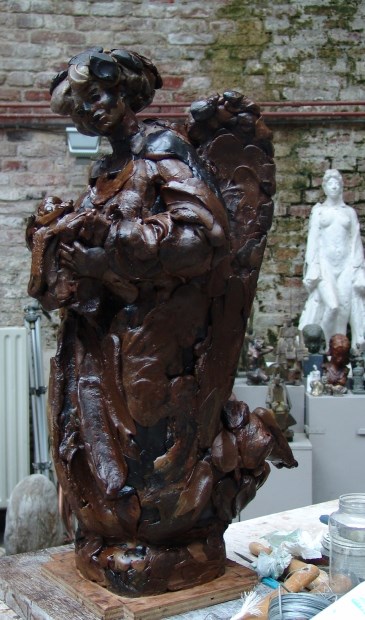 • De grote engel die een kind meedraagt als geschenk.