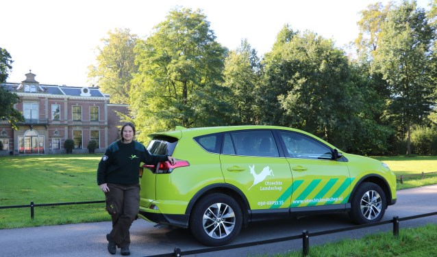 • Toezichthouder Thea Sciarone met een hybride wagen.