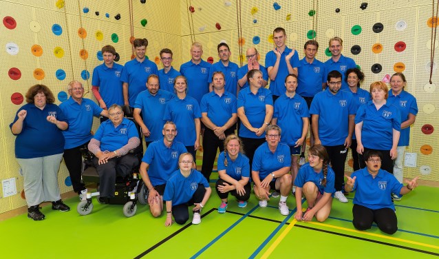 • De Recreanten met hun begeleiders, Wim Hoedeman (in de rolstoel) en Jan Scheringa (links naast hem).