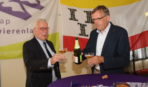 • Wethouder Harry van Tilburg en heemraad Goos den Hartog toosten op de nieuwe intentie-overeenkomst.