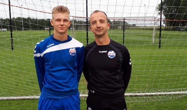 • Marco met Jeroen, zijn keeperstrainer en de vader van Fenne.
