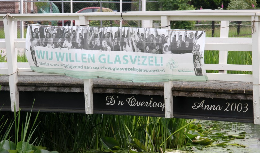 • Een spandoek van de Stichting Glasvezel Molenwaard.