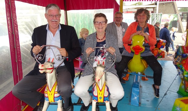 • 'Dag Lingewaal' werd in Herwijnen geopend door wethouder Govert van Bezooijen, die vervolgens met enkele personen van het organiserend comité een rondje maakte in de draaimolen.