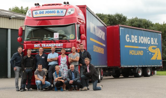• Het hulptransport werd maandag door vrijwilligers geladen aan de Diefdijk in Schoonrewoerd.