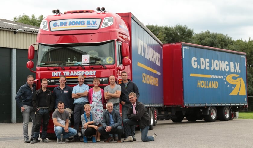 • Het hulptransport werd maandag door vrijwilligers geladen aan de Diefdijk in Schoonrewoerd.