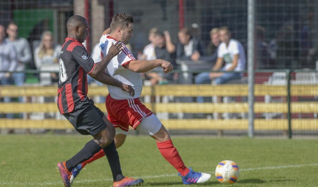 • Het zonnige weer leidde zaterdag genoeg volk naar het sportpark.