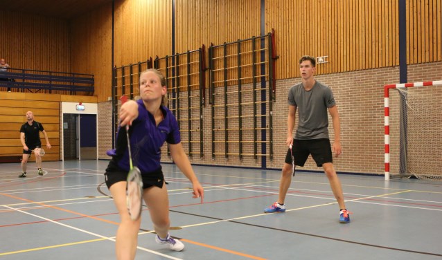 • Een van de mixdubbels van BC Leerdam in actie met Ans van 't Pad-Hoogdalem en Jelmer Agema.