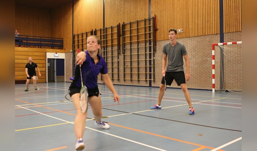 • Een van de mixdubbels van BC Leerdam in actie met Ans van 't Pad-Hoogdalem en Jelmer Agema.