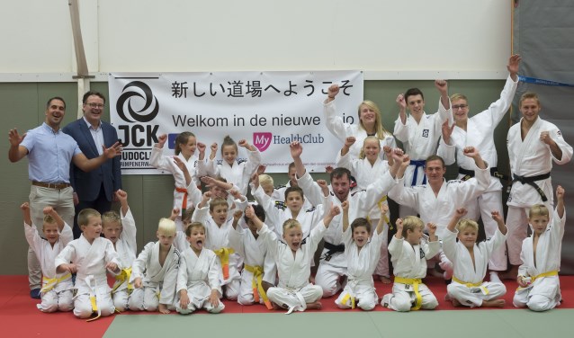 • De JCK-leden zijn blij met de nieuwe mat.