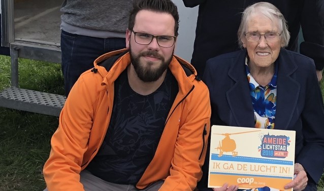 • De winnaars bij COOP, met midden vooraan mevrouw Bleijenberg.