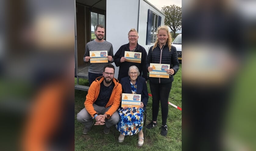 • De winnaars bij COOP, met midden vooraan mevrouw Bleijenberg.