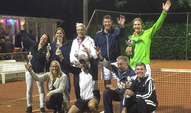 • De clubkampioenen (senioren) vieren de winst.