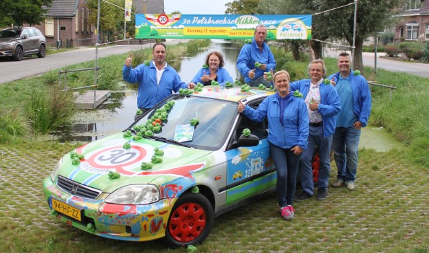 • Het bijna voltallige bestuur van Dorpsvereniging Polsbroek.