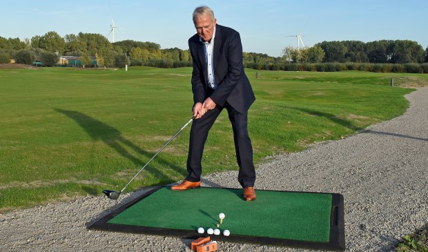 • Ton Kool nam de openingshandeling voor zijn rekening.