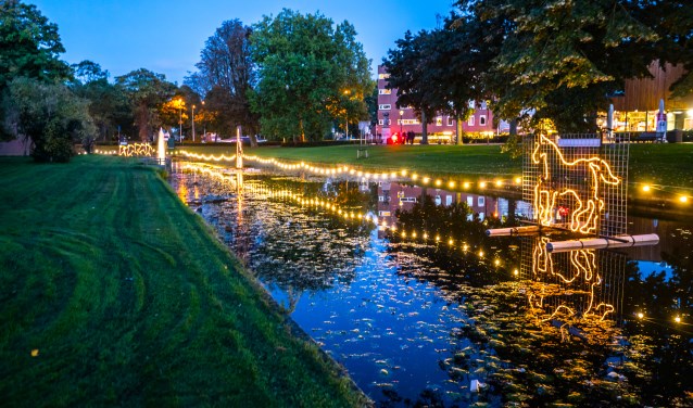 • De grachtverlichting in 2017.