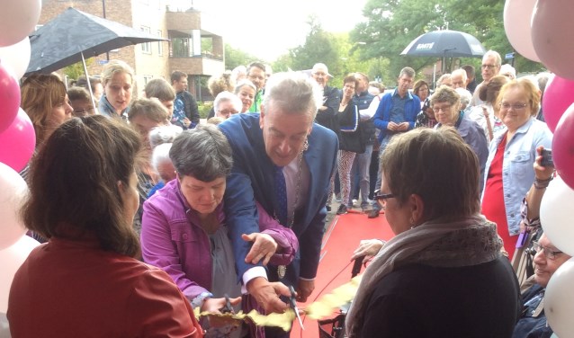 Burgemeester Naterop helpt een handje bij de opening.