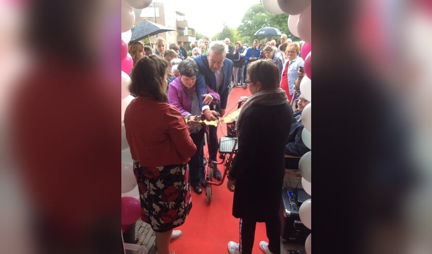 Burgemeester Naterop helpt een handje bij de opening.