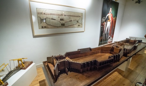 • Wegens de grote belangstelling is de expositie 'Kroonjuwelen van Jan Blanken' in het Viaans museum verlengd.