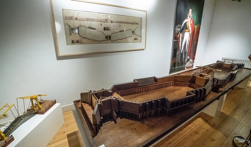 • Wegens de grote belangstelling is de expositie 'Kroonjuwelen van Jan Blanken' in het Viaans museum verlengd.