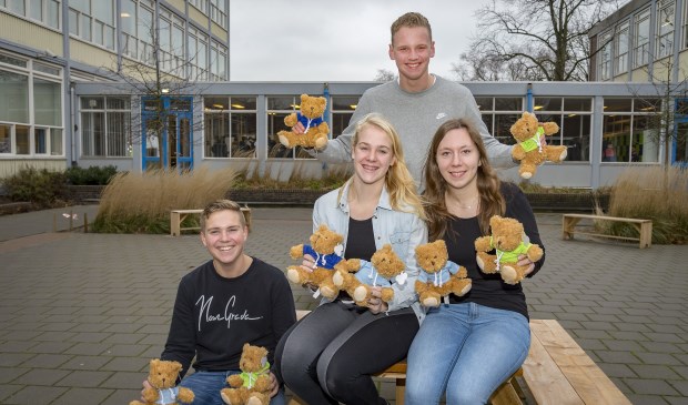 • De vier jonge ondernemers met de knuffelberen.