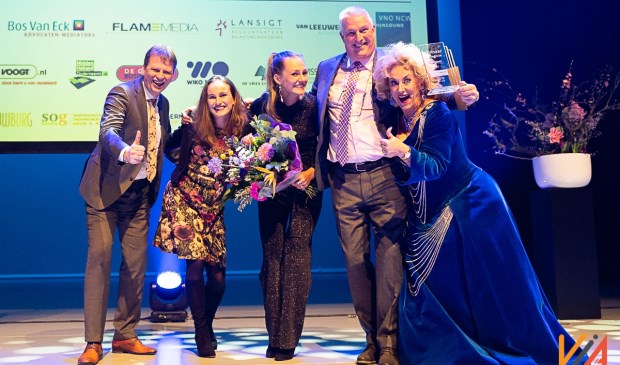 • Wethouder Jan Vente reikte de award uit aan Frouke Stinis, Lisette Stinis en Bert de Bever van Stinis Holland BV.