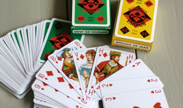 • Leden van de Bridgeclub Beesd speelden hun wekelijkse wedstrijd.