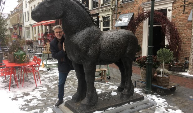 • Hans van Kooten aan de Viaanse Voorstraat.
