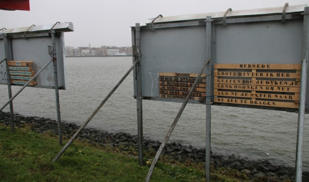 • De drie palletgedichten zijn inmiddels weggehaald.