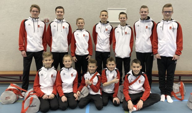 • De turners van KDO: bovenste rij: Imre, Kevin, Sam, Lucas, Mike, Niels, Jonathan. Onderste rij: Robin, Benjamin, Joshua, Jeftha, Pablo.