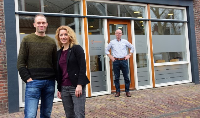 • Sandra en Dennis met op de achtergrond Ad Kleijn