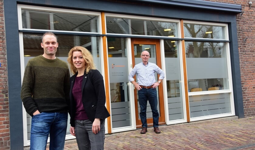 • Sandra en Dennis met op de achtergrond Ad Kleijn
