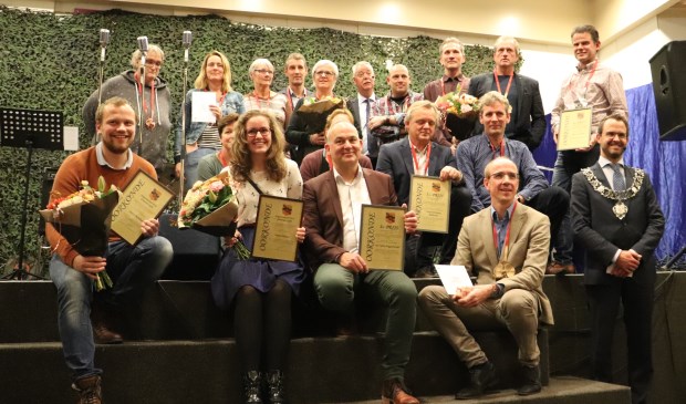 • Groepsfoto, met linksvoor de winnaars van de Jongerenaward.