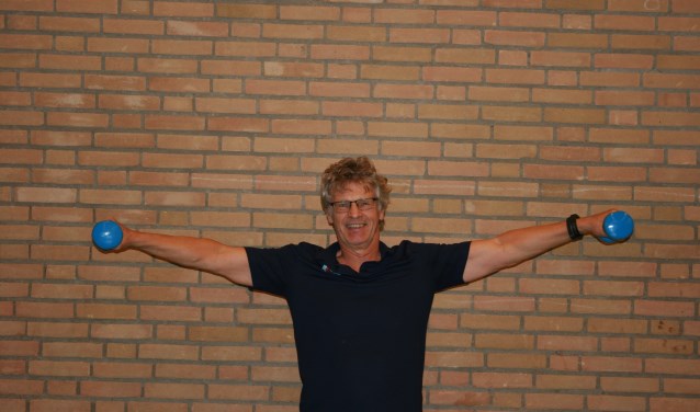 • Sportleraar Egbert Braam doet alle oefeningen mee.