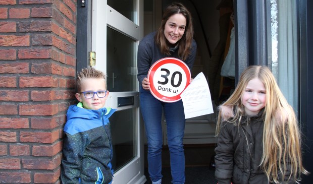 • Dex en Jill, allebei zes jaar, deelden stickers uit in de straten rondom hun school.