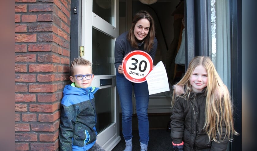 • Dex en Jill, allebei zes jaar, deelden stickers uit in de straten rondom hun school.