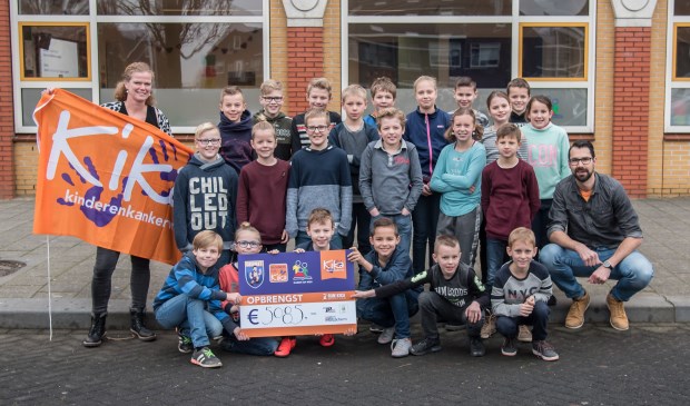 • De kinderen van de plusklas met Gerrit den Hartog.
