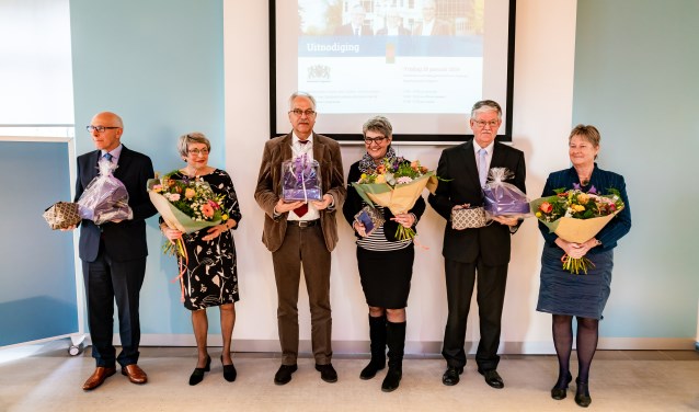 • De wethouders en hun echtgenotes werden in de bloemetjes gezet.
