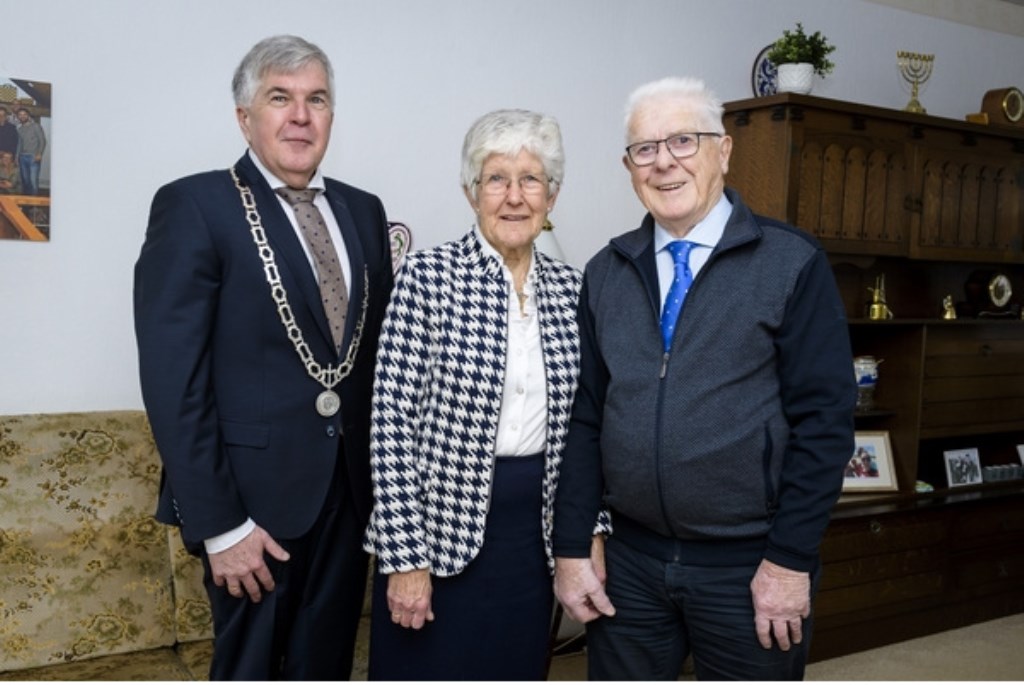 • Echtpaar Van de Oever met wethouder De Ruijter.