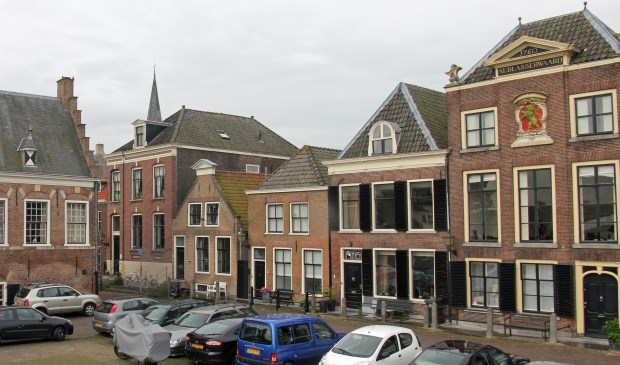 • Een deel van de Voorstraat; uiterst rechts staat het Waterschapshuis, waar de commissaris van de koning gaat wonen.