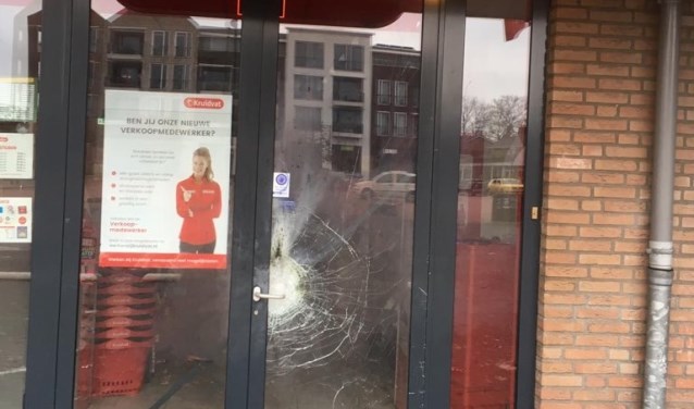 • Schade aan de toegangsdeur van het Kruidvat in Lopik.