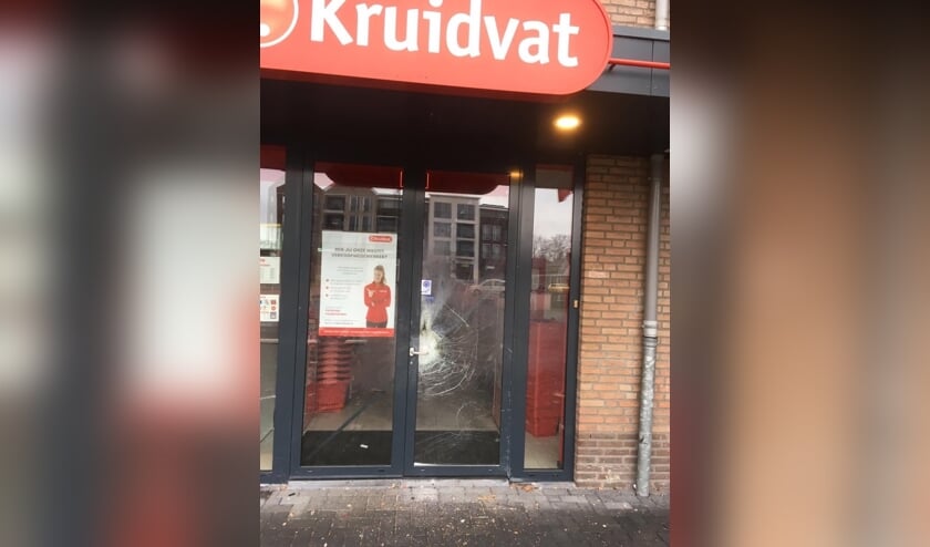 • Schade aan de toegangsdeur van het Kruidvat in Lopik.