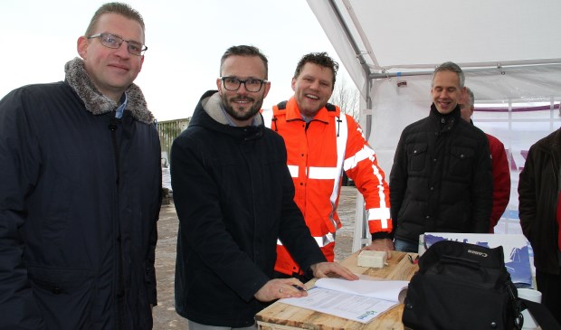 • Vlnr: Arie Korevaar, Arjan Kraijo en Remco Addink tekenden een symbolische transactie. Rechts: Gerard de Winter.